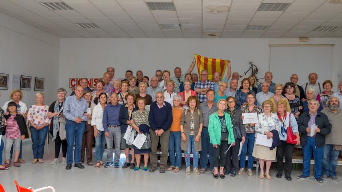 Fotografía de la familia de la clausura del curso de las Aules Universitàries per a la Gent Gran de Constantí.