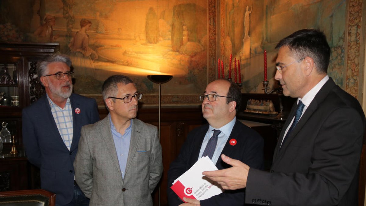 El secretari d'Estat de Medi Ambient, Hugo Morán, i el primer secretari del PSC, Miquel Iceta, a Tortosa.