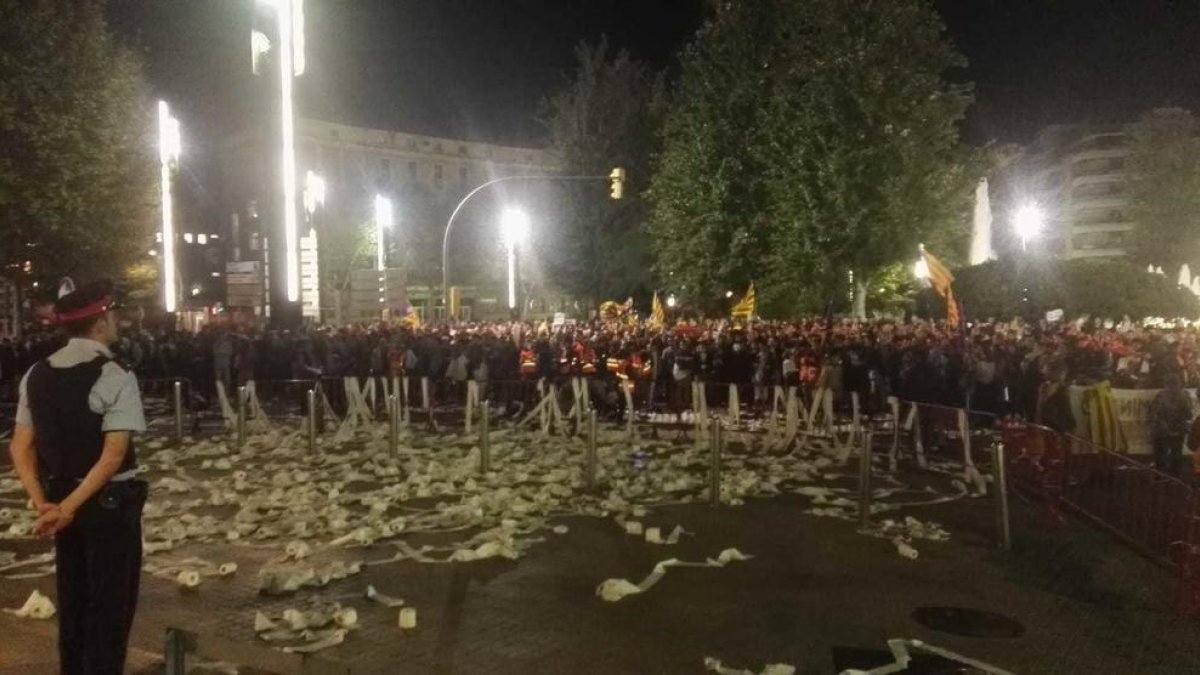 Els manifestants han llençat paper de vàter a la Imperial Tàrraco