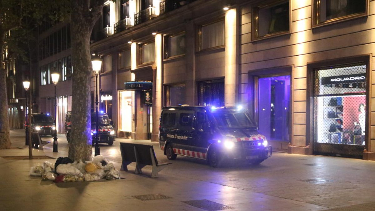 Tres furgonetas de los Mossos d'Esquadra durante los disturbios en Barcelona