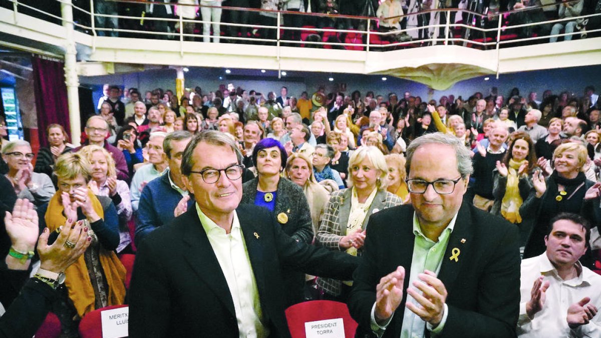 Artur Mas i Quim Torra ahir al vespre al Teatre Metropol durant l'acte de campanya de JxCat.