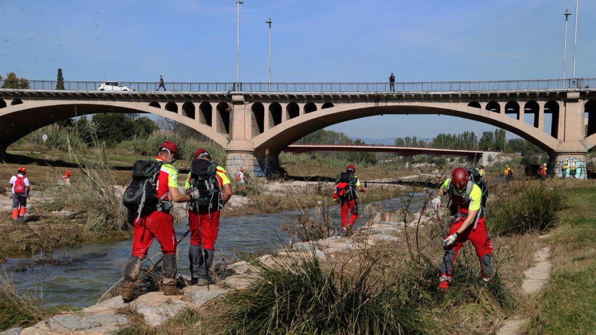 Pla obert dels membres dels cossos d'emergència que treballen en el cinquè dia del dispositiu de recerca dels quatre desapareguts pels aiguats en el tram sud del riu Francolí a Tarragona. Imatge del 27 d'octubre del 2019 (Horitzontal).