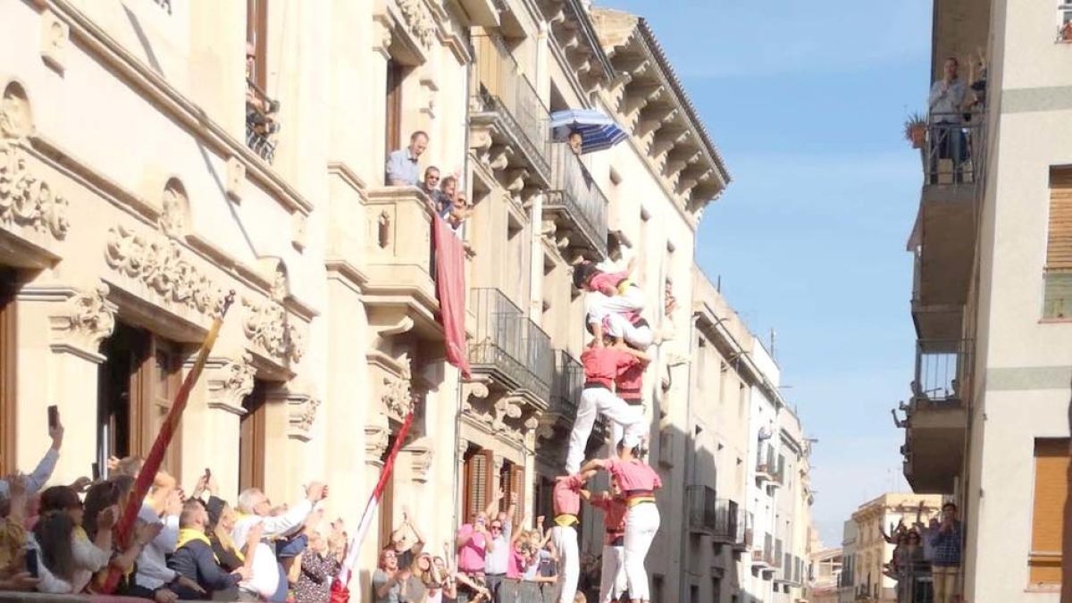 El 3 de 9 carregat per la Vella de Valls durant la diada de Santa Úrsula