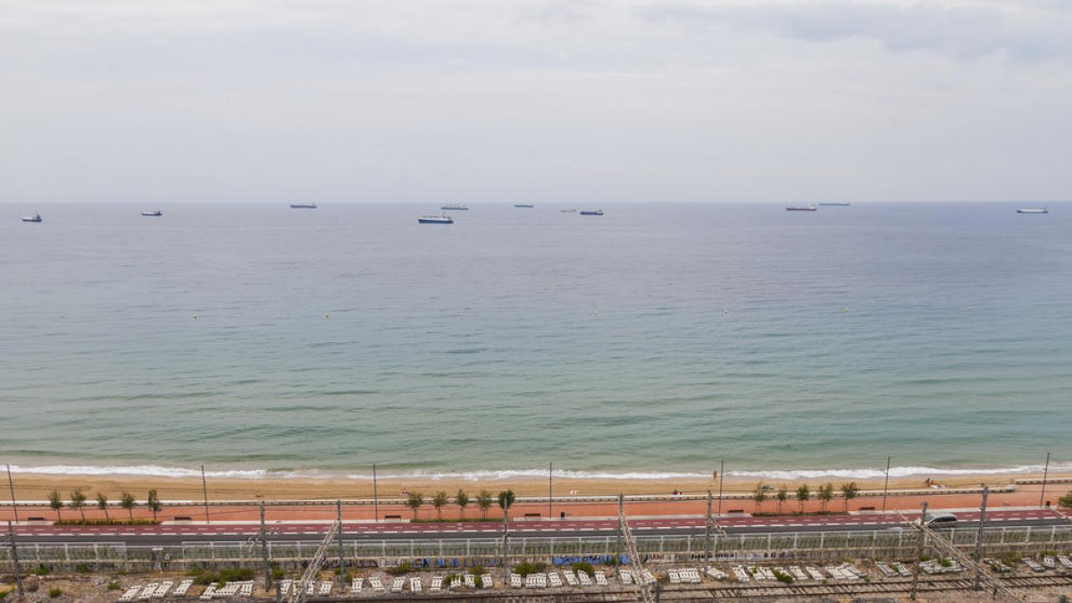 Varios barcos fondeados en la zona delimitada por Capitanía Marítima, vistos desde tierra.