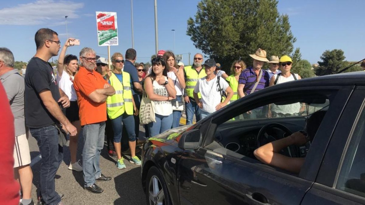 Manifestants divendres passat, a la rotonda de Torredembarra.