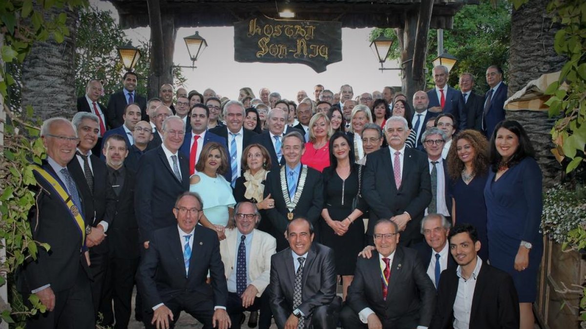 Foto de familia de los miembros del nuevo club rotari de la ciudad de Tarragona.