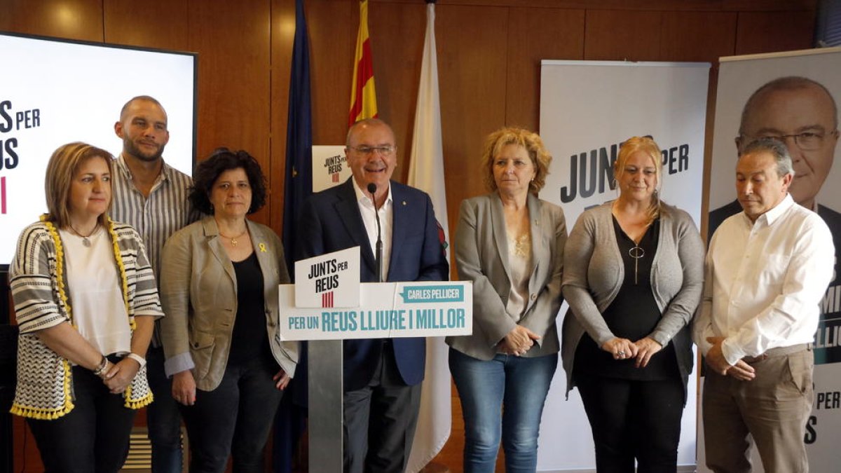 El cabeza de lista de Junts per Reus, Carles Pellicer, en rueda de prensa con el resto de concejales electos.