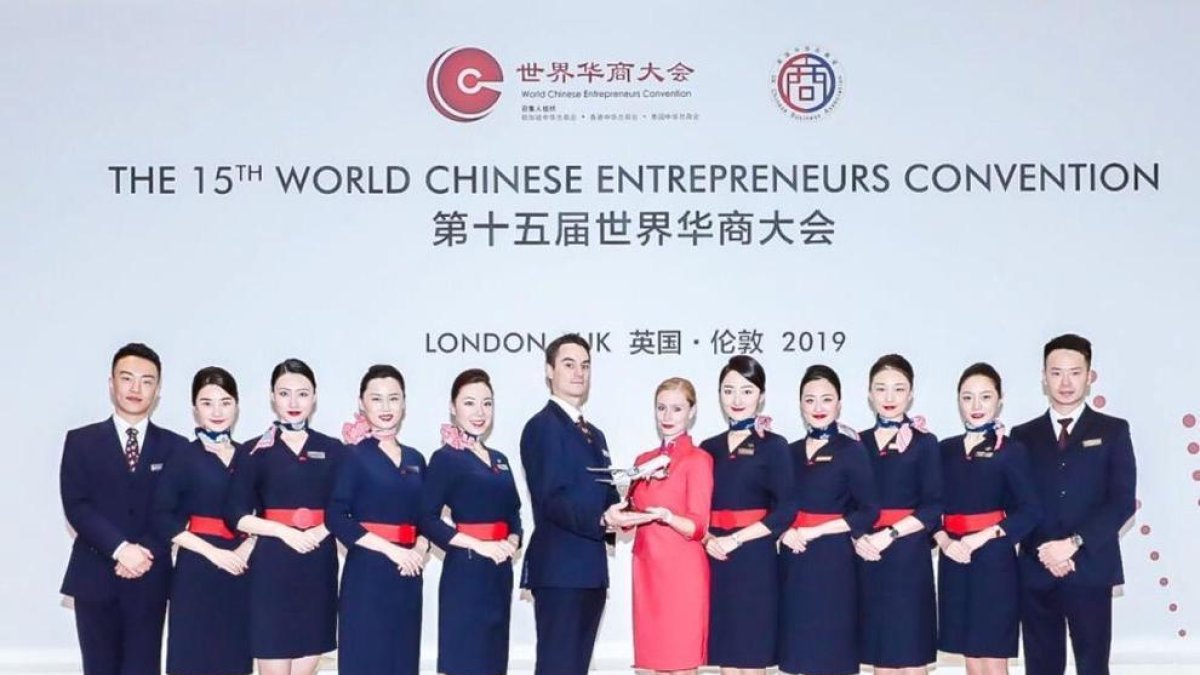 De Haro, en el centro de rojo, en el 15.º convenio mundial de emprendedores chinos celebrado este año.