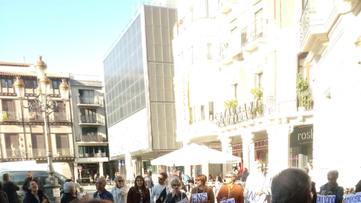 Protestas de vecinos en el exterior del Ayuntamiento, el viernes.