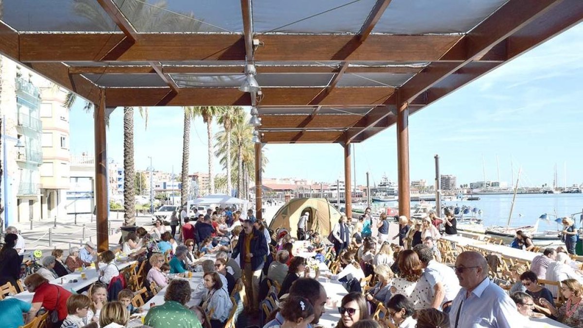 Centenars de persones van assistir a la fideuada solidària organitzada pel Rotary Club Tarragona.