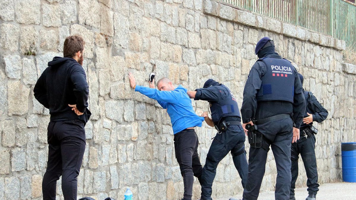 Los Mossos registrando a dos de las personas que se habían concentrado en la Jonquera,