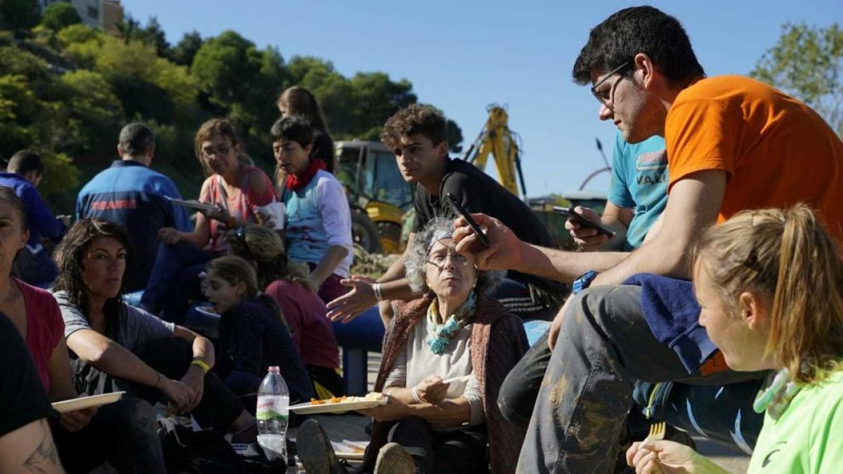 Imatge de voluntaris que treballen en la recuperació de la normalitat al municipi de l'Espliuga de Francolí.