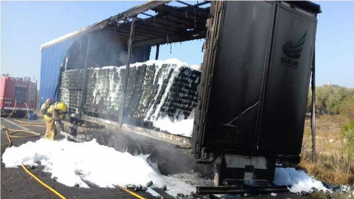 Imagen del camión incendiado en Ulldecona.