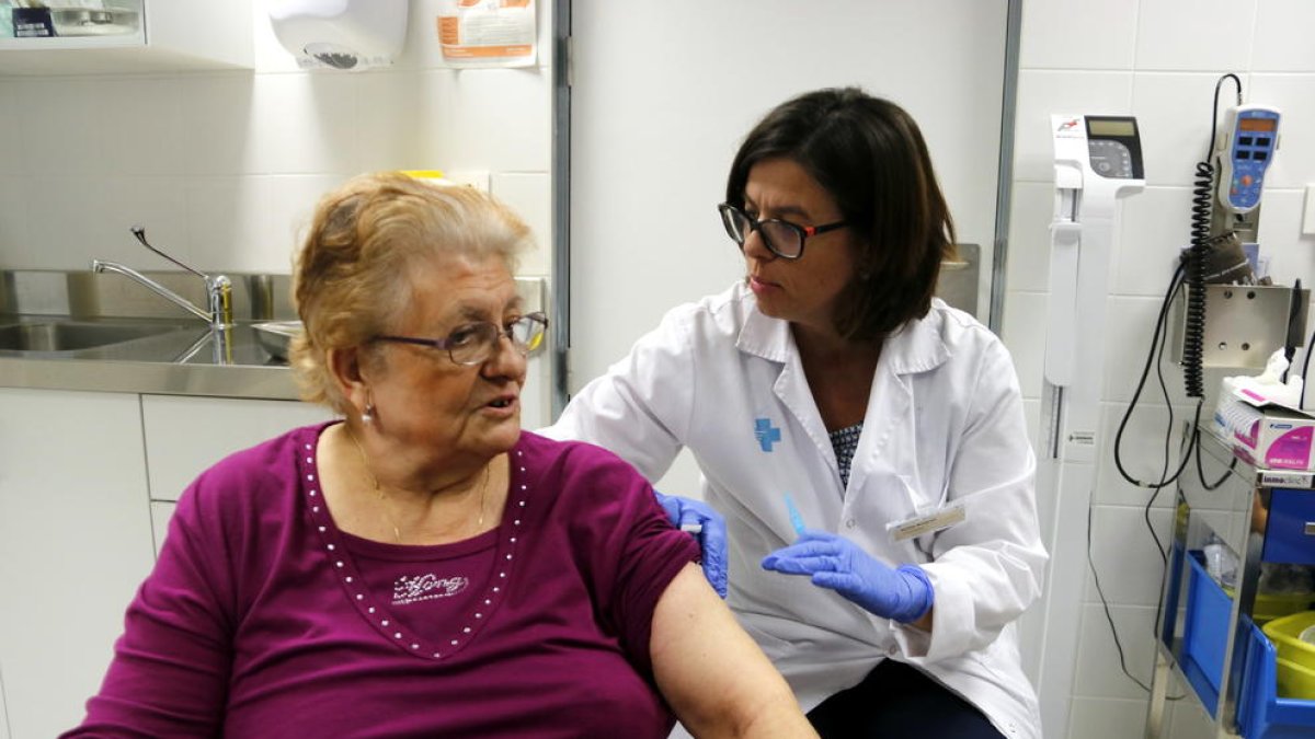 Usuària del CAP Onze de Setembre de Lleida vacunant-se per la grip