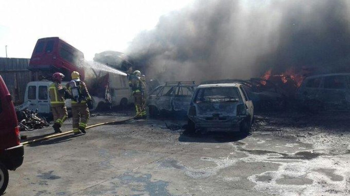 El incendio se ha producido en una pila de vehículos en un chatarrero en el Camí Vell de Garcia.