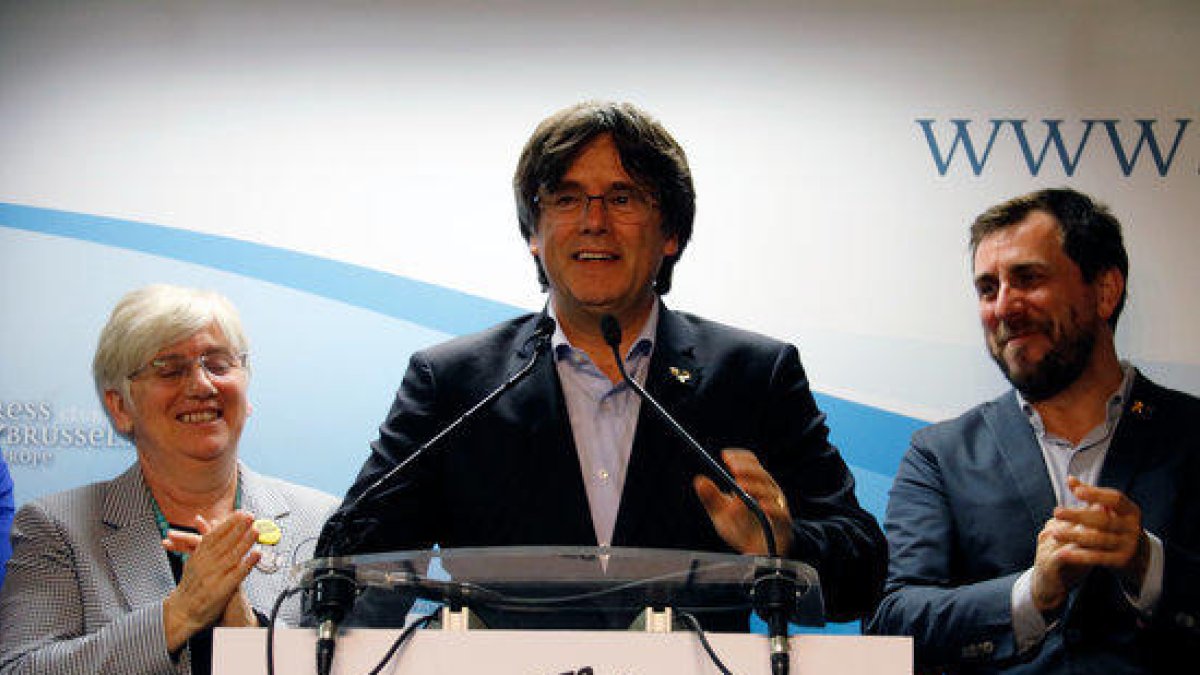 El cap de llista de JxCat a les eleccions europees Carles Puigdemont compareix amb Toni Comín i Clara Ponsatí després de conèixer els resultats dels comicis a l'Eurocambra.