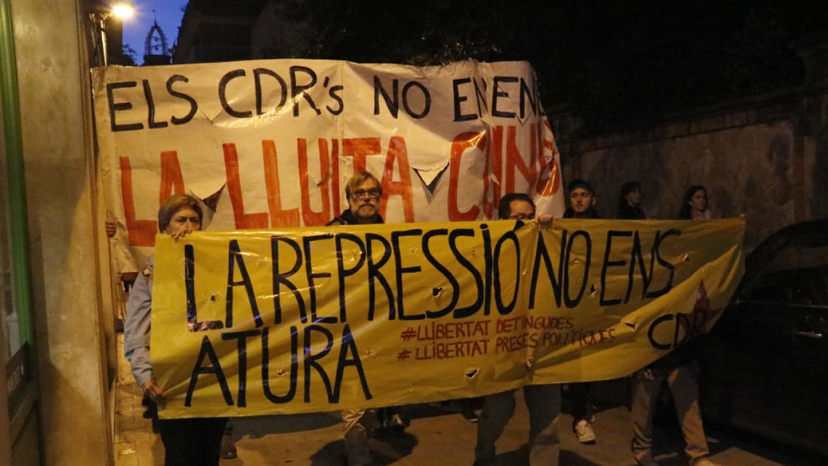 Imagen de un grupo de participantes en una manifestación de los CDR a Barcelona