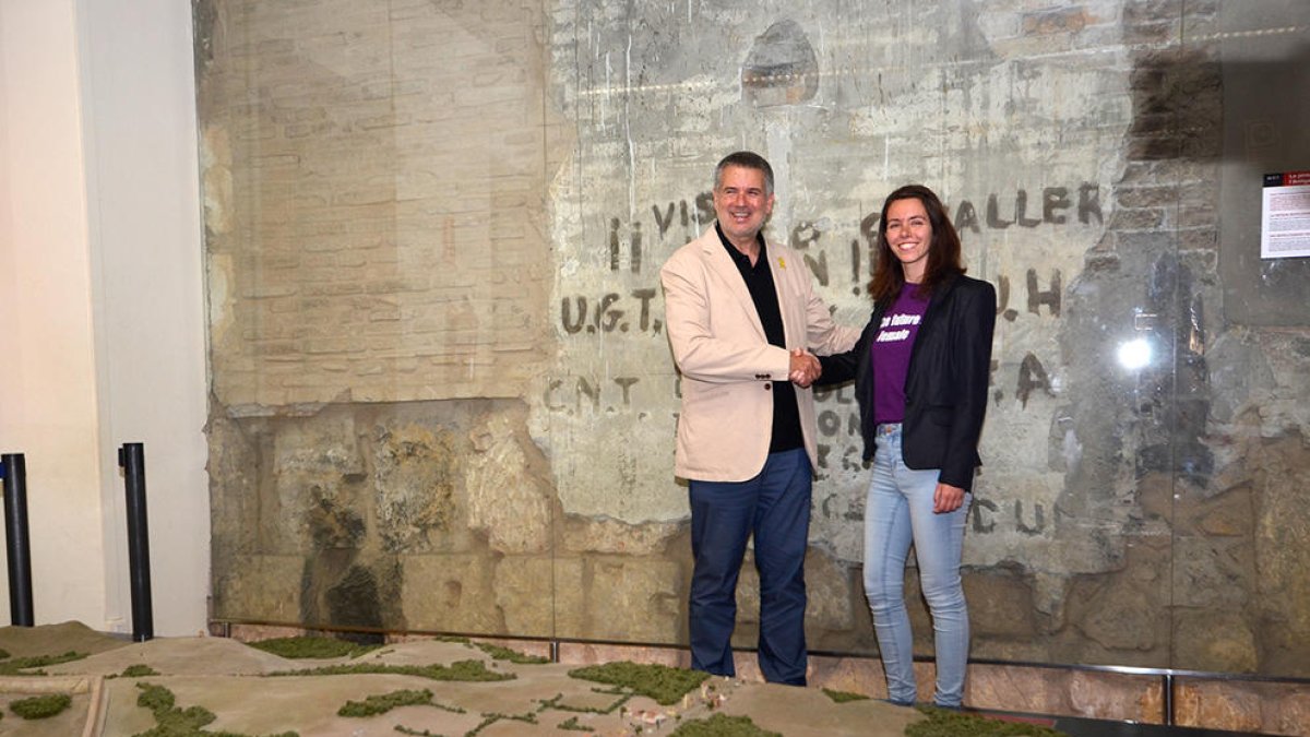 Pau Ricomà y Carla Aguilar en la Antiga Audiència haciendo evidente el pacto de gobierno.