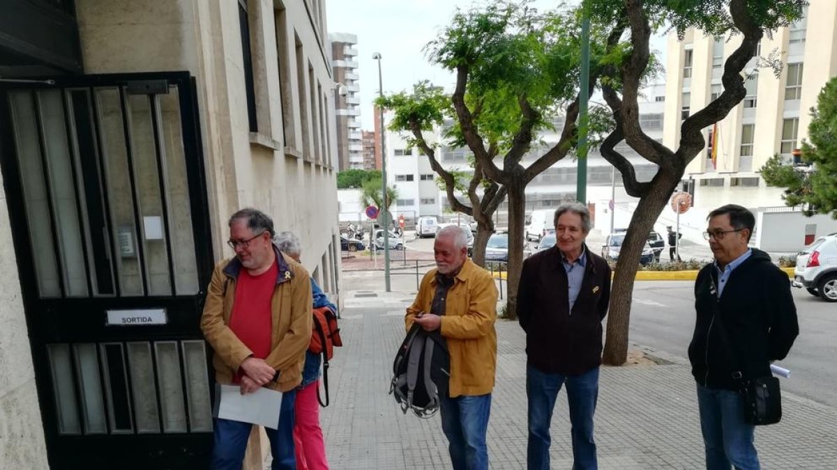 Grup de persones que esperaven notícies davant del Jutjat de Guàrdia de Tarragona  ahir al matí.