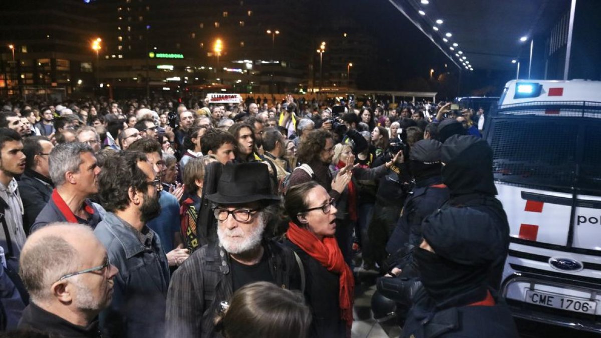 Imagen de los concentrados ante la estación de Sants a Barcelona