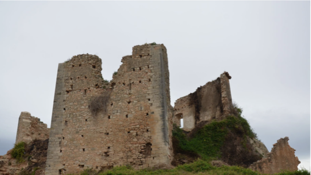 El castillo visto desde la vertiente sudeste. Presenta un importante estado de degradación.
