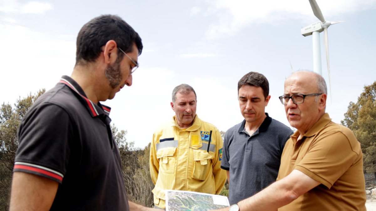 Enric Vadell, al centre, visitant la zona afectada per l'incendi amb tècnics del Departament d'Agricultura, el director territorial i el responsable de l'ADF.