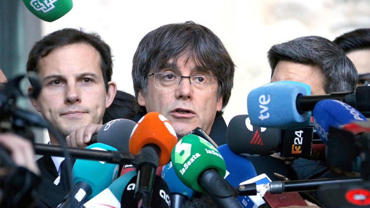 El expresidente Carles Puigdemont atendiendo los medios de comunicación después de comparecer ante la justicia belga,