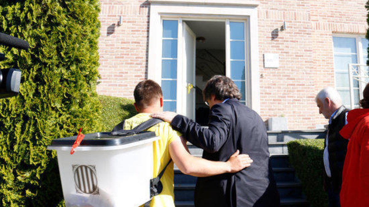 Carles Puigdemont recibe Al ebrense Rai López y lo invita a entrar a su casa.