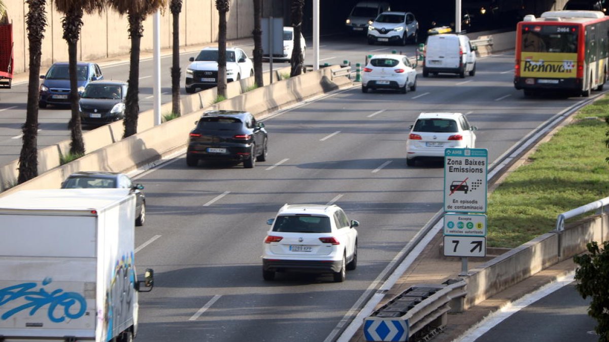 Els vehicles més contaminants podran circular per les zones de baixes emissions de Barcelona per 2 euros al dia