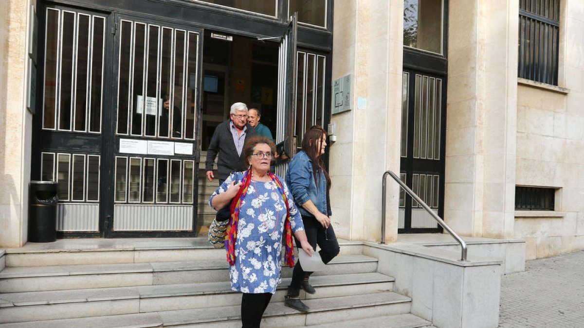 Els testimonis després de declarar als jutjats de Tarragona.
