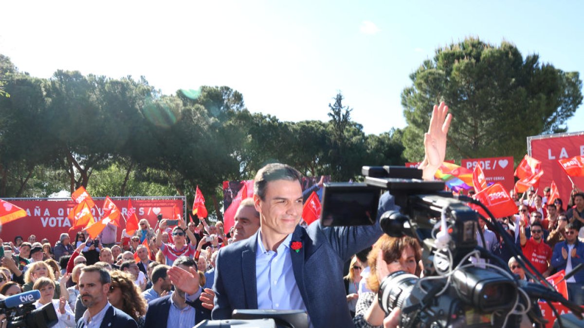 El candidat del PSOE al 28-A, Pedro Sánchez, durant un míting al barri de Vallecas de Madrid.