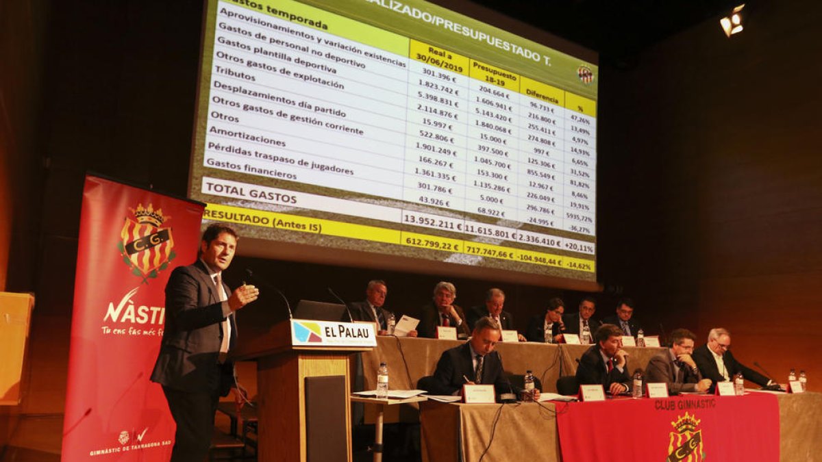 El director general de la SAE, Lluís Fàbregas, presentant els números durant la Junta General d'Accionistes del Gimnàstic de Tarragona.