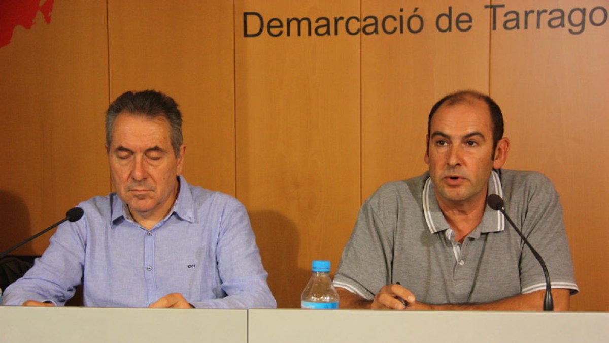 Daniel Pi, representante de la asociación PTP; y de Carles Montejano, portavoz de PDF.Camp, durante la rueda de apriete celebrada en la sede del Colegio de Periodistas de Tarragona.