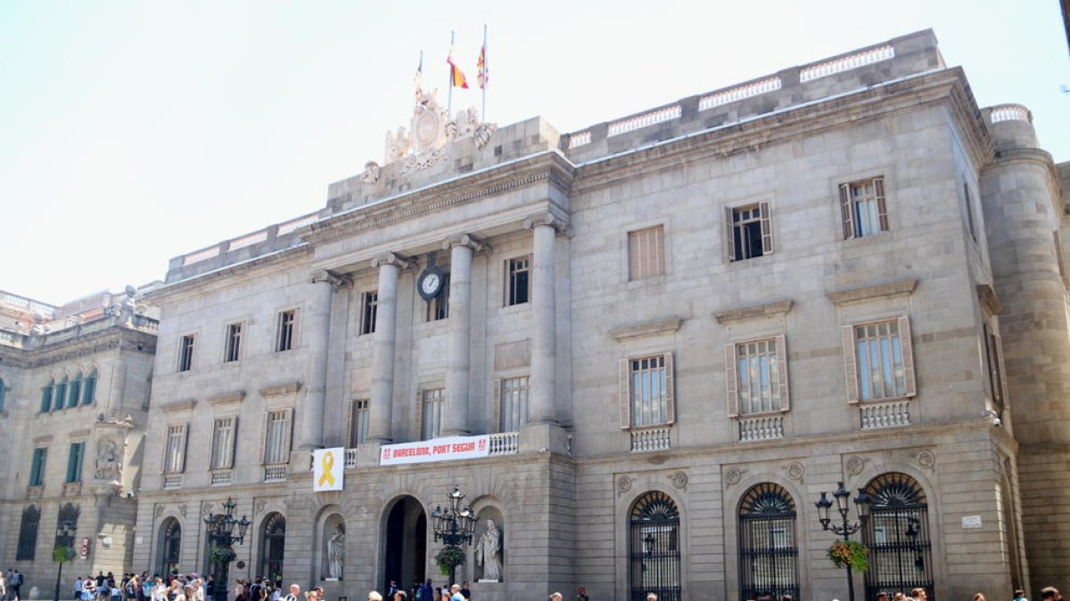Imagen de archivo de la Plaza Sant Jaume con la fachada del Ayuntamiento de Barcelona.