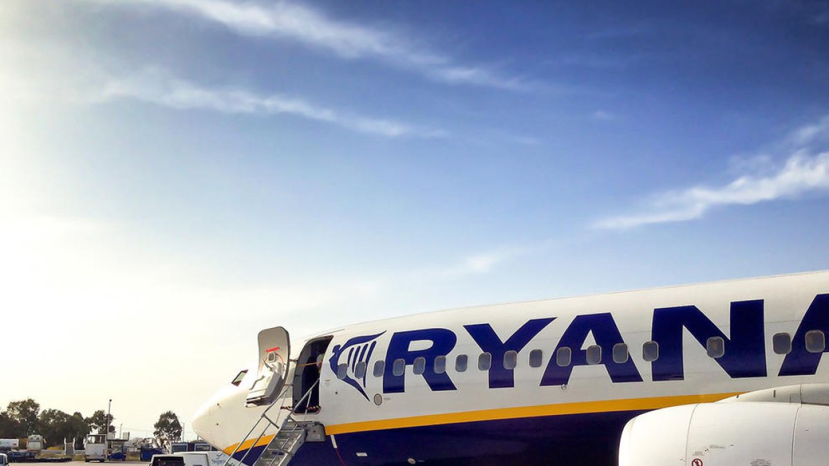 Boeing 737 de Ryanair estacionat a la plataforma d'un aeroport.