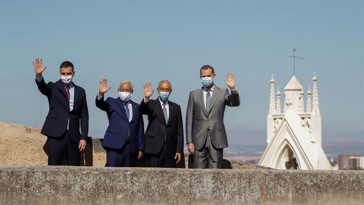 Pedro Sánchez, el rei Felip VI, juntament amb president portuguès Marcelo Rebelo de Sousa i el primer ministre lusità Antonio Costa durant l'acte oficial de la reobertura.