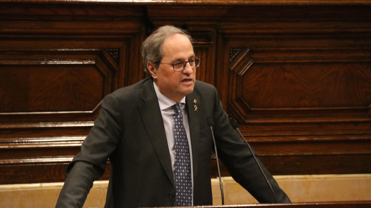 Plano medio del presidente de la Generalitat, Quim Torra, durante su intervención en el pleno del Parlament.