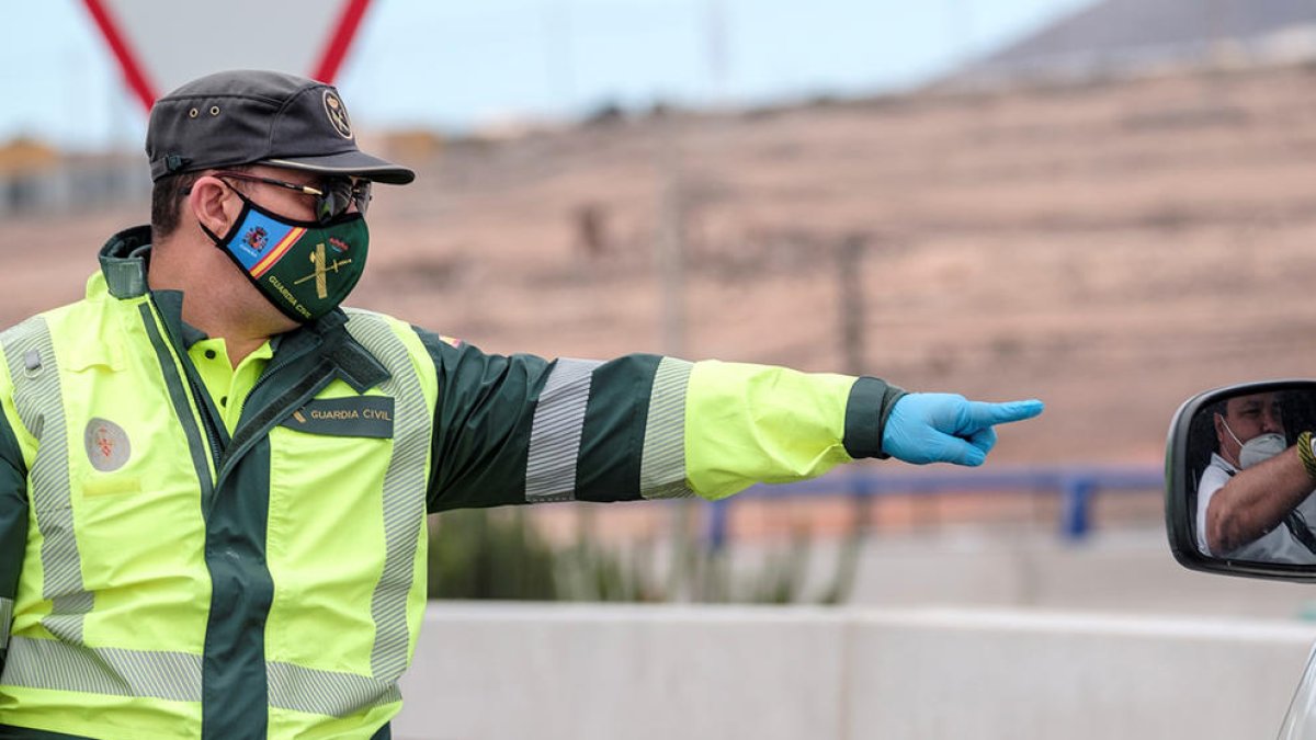 Imagen darxiu de un agente de la Guardia Civil en un control.