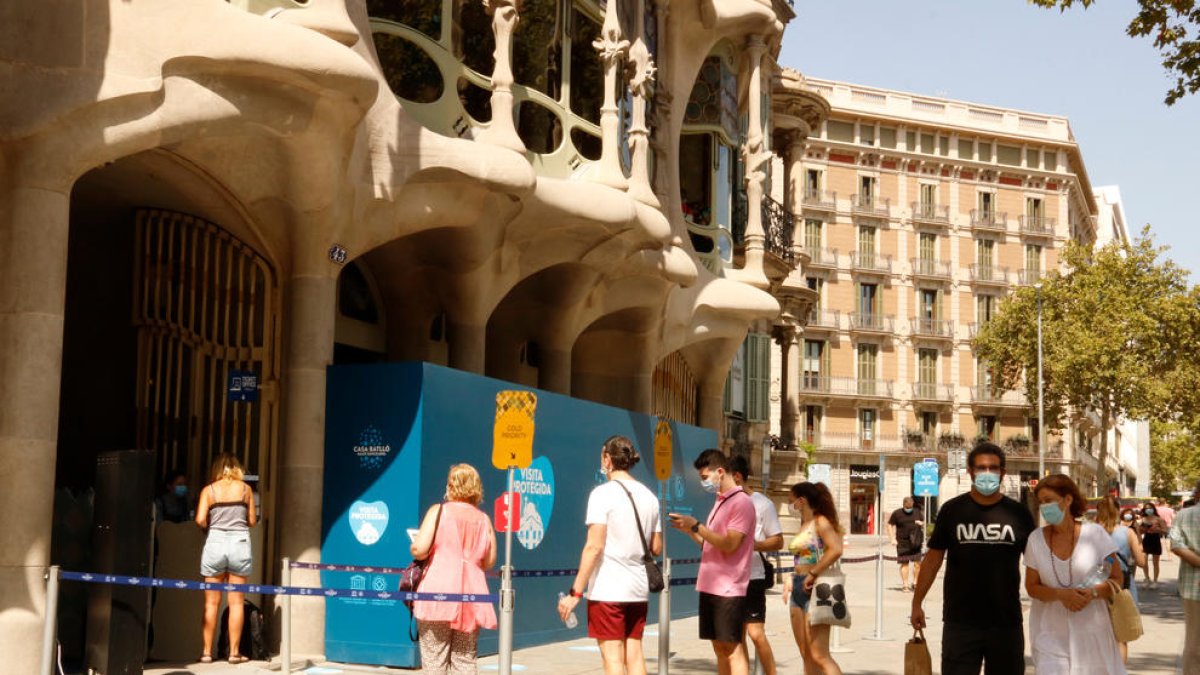 Cola para acceder a la Casa Batlló de Passeig de Gràcia.