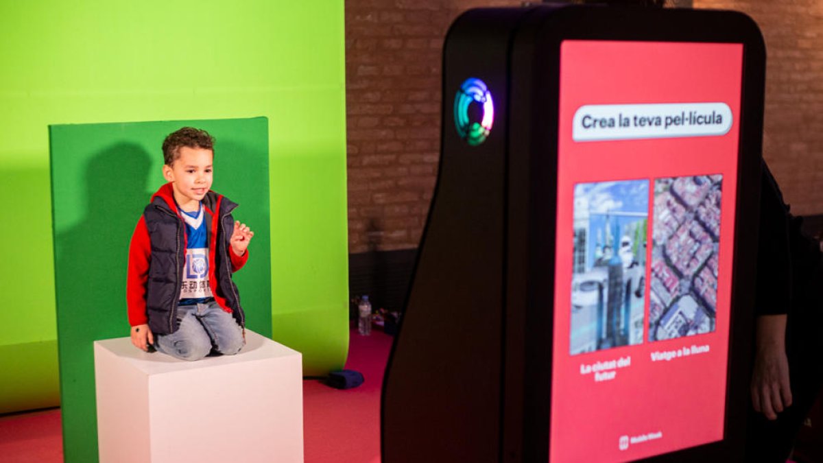 Un niño participando en uno de los talleres de la Mobile Week Barcelona el 1 de marzo del 2020