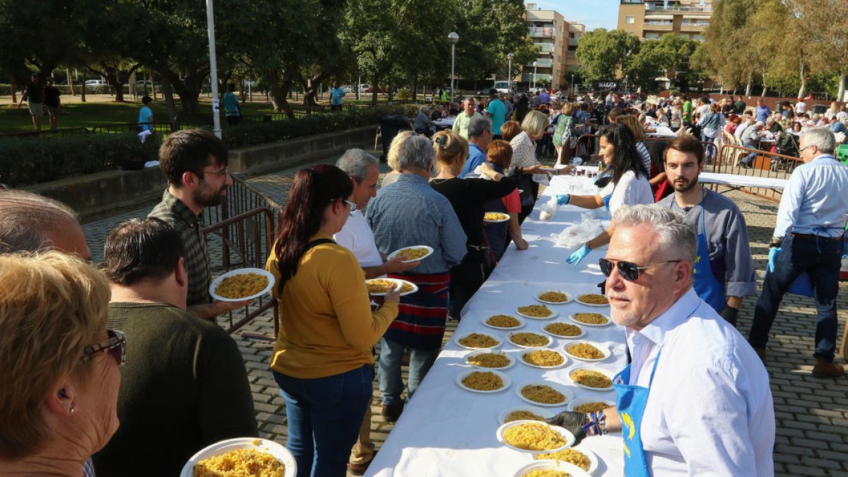 L'alcalde i diversos regidors van servir els plats als assistents.