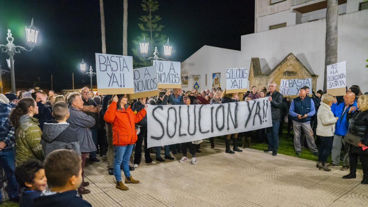 Els veïns de Roda de Berà durant la concentració contra la inseguretat de finals de gener passat