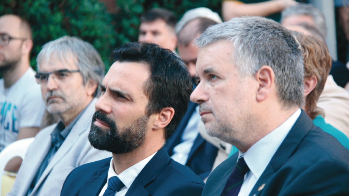 Primer plano del alcalde de Tarragona, Pau Ricomà, con el presidente del Parlament, Roger Torrent, durante un acto institucional de ERC.
