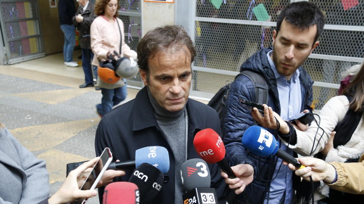El candidato de ECP, Jaume Asens, durante una atención a los medios.