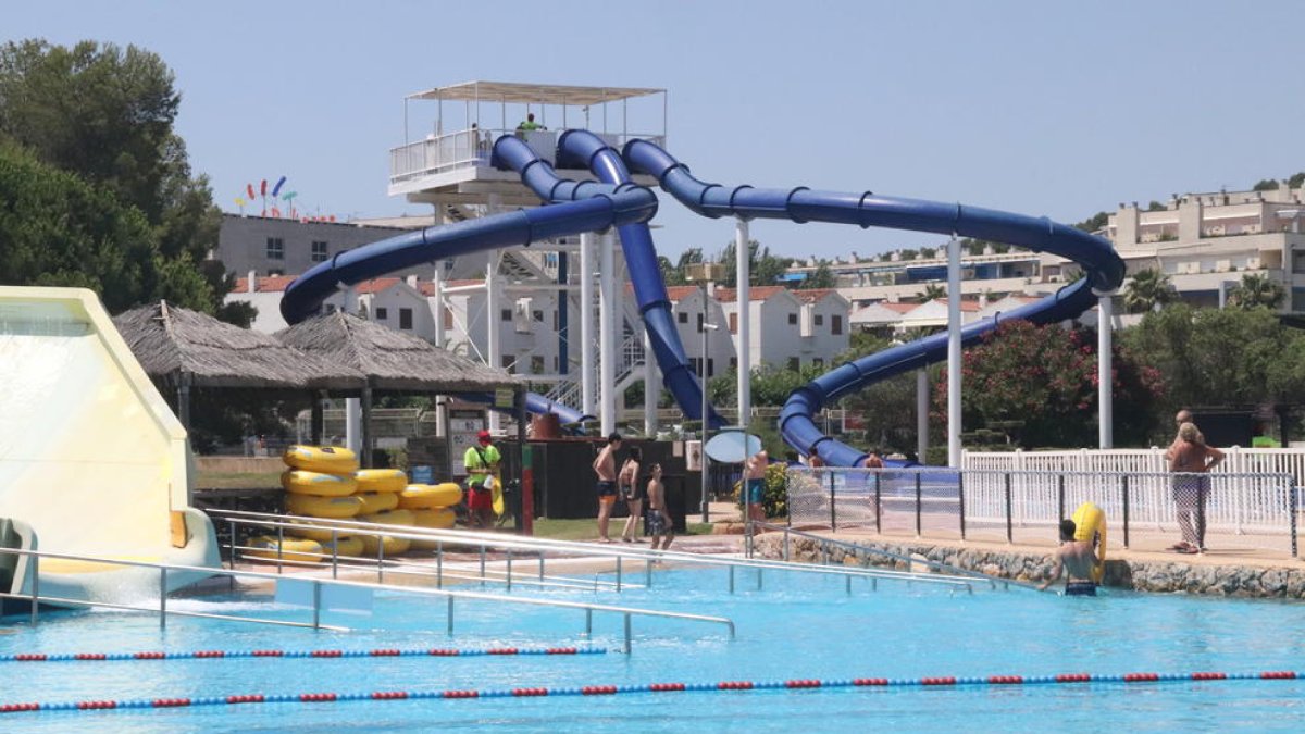 Pla general d'una de les atraccions d'Aquopolis, amb alguns clients.