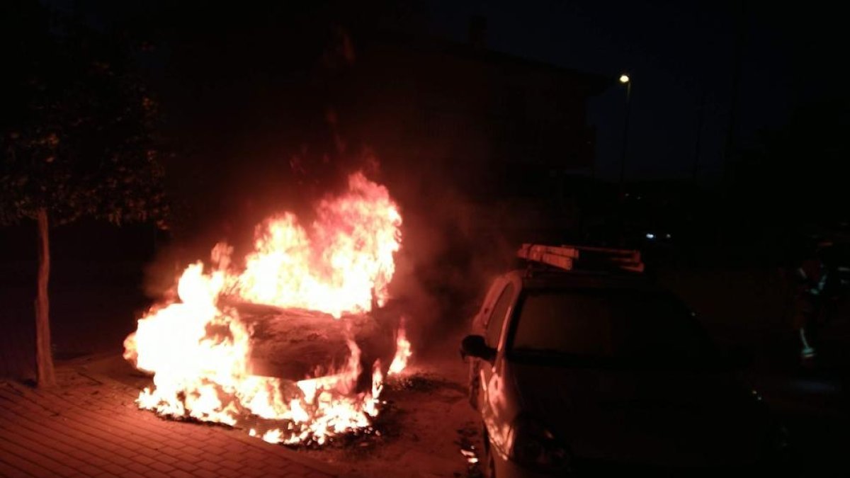 Imagen de un coche quemando durante los disturbios en la ciudad de Murcia.