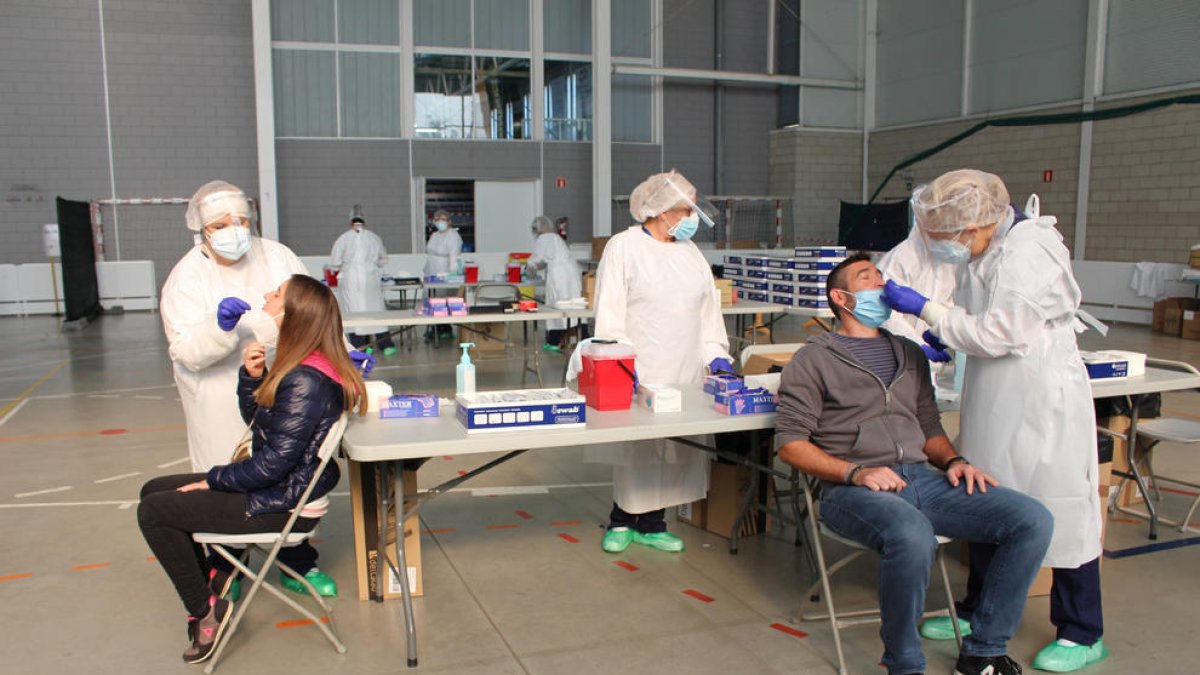 Dos personas haciéndose una prueba PCR.