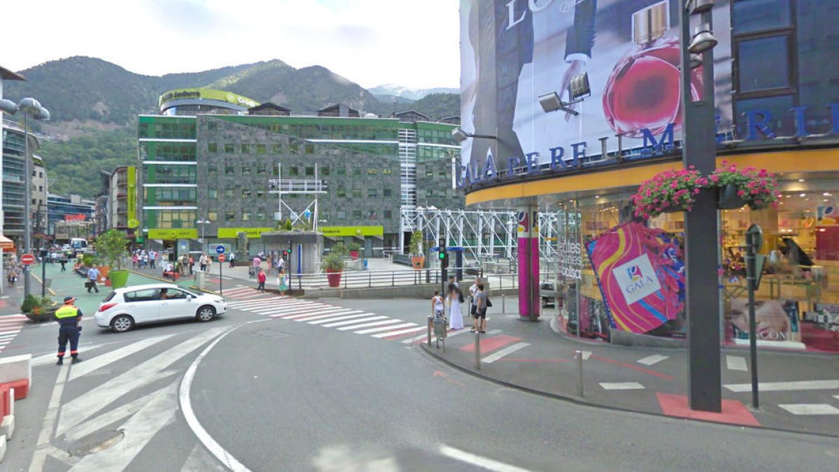 Imatge d'un carrer comercial d'Andorra la VElla.