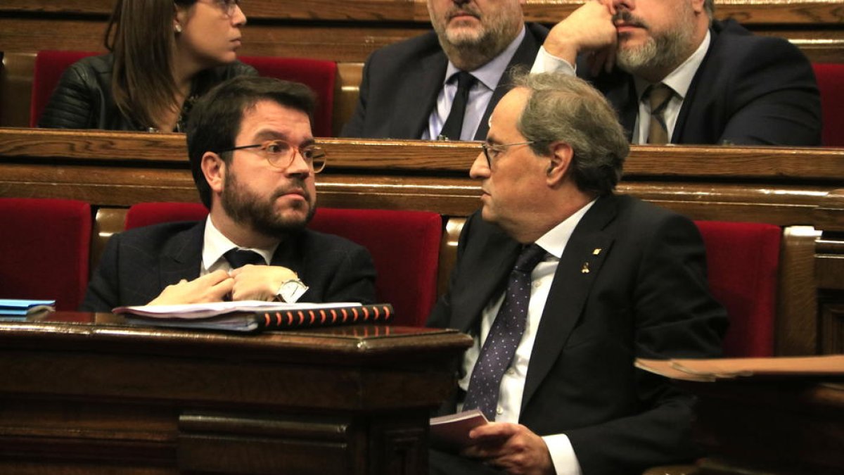 Imagen de archivo del presidente del Gobierno, Quim Torra, hablando con el vicepresidente, Pere Aragonès.