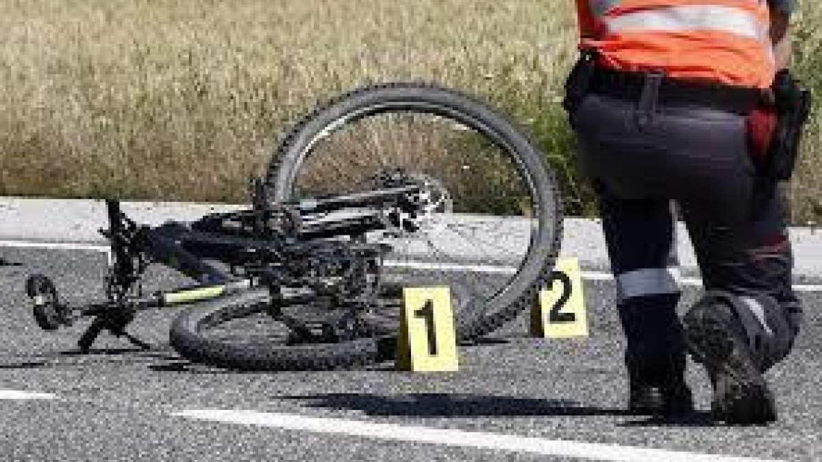 Un ciclista ha resultado este sábado herido grave al caerse por una pista del suelo próxima a Salamanca y quedar inconsciente